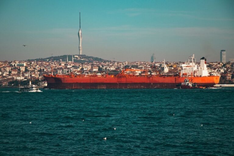 pétrolier tanker en mer transport maritime de pétrole détroit