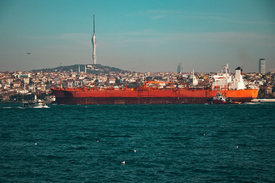 pétrolier tanker en mer transport maritime de pétrole détroit