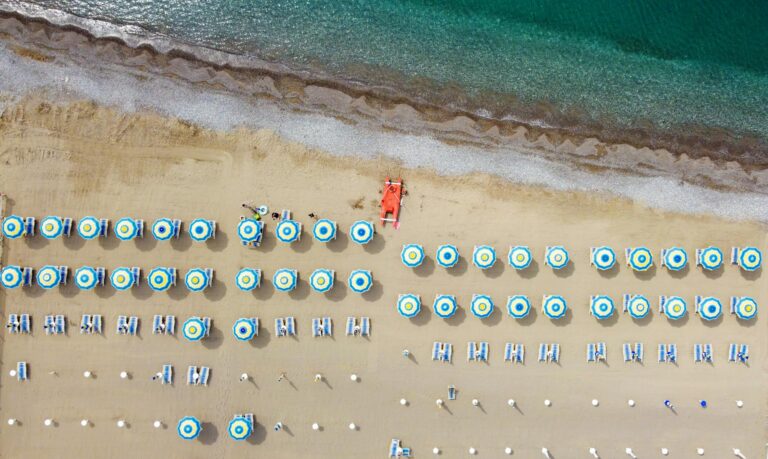 Tourisme été 2026 : la Côte d'Azur affiche complet trois semaines à l'avance, les ailes de saison aussi tendues que juillet
