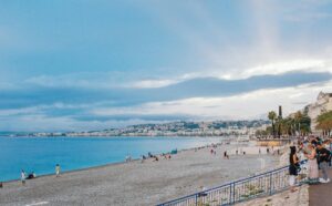 Saison estivale 2026 : Eric Ciotti lance la strategie touristique de Nice — 15,2 millions de visiteurs et 2,7 milliards d'euros de retombees en jeu